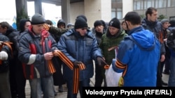 Участники пророссийской акции около Верховной рады АР Крым. Симферополь, 26 февраля 2014 г.