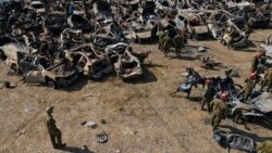 Të mbijetuarit kthehen te gjurmët e sulmit të Hamasit