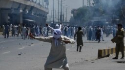 د مې پر نهمه، په پېښور کې د تحريک انصاف پلويانو د عمران خن د نيولو پرضد احتجاجي مظاهره وکړه.