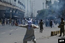 به دنبال بازداشت عمران خان٬ هواداران وی در شهر های مختلف پاکستان به جاده ها ریختند و دست به خشونت زدند
