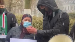 Мать и брат Ислама Албакова на митинге в его поддержку. 2020 год, Бельгия
