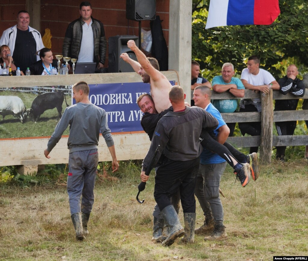 Milan Galic reagon pasi demi i tij, Jelona, fitoi në kategorinë e peshave të lehta.