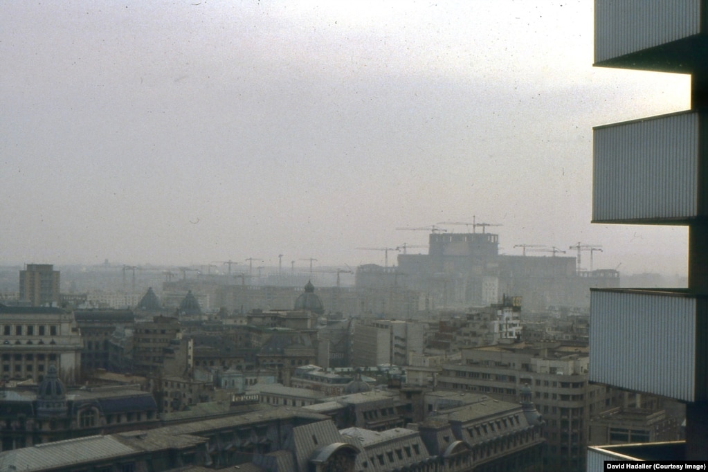 Një pamje nga Hoteli Interkontinental drejt Pallatit jo të plotë të Parlamentit të Bukureshtit në shkurt të vitit 1988.