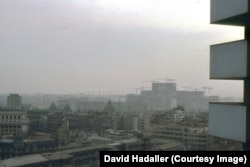 Vedere de la Hotelul Intercontinental spre Palatul Parlamentului din București, aflat în costrucție, în februarie 1988.