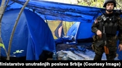 Policija pored šatora u kojem su boravili migranti (lokacija nije objavljena), 6. novembar 2023.