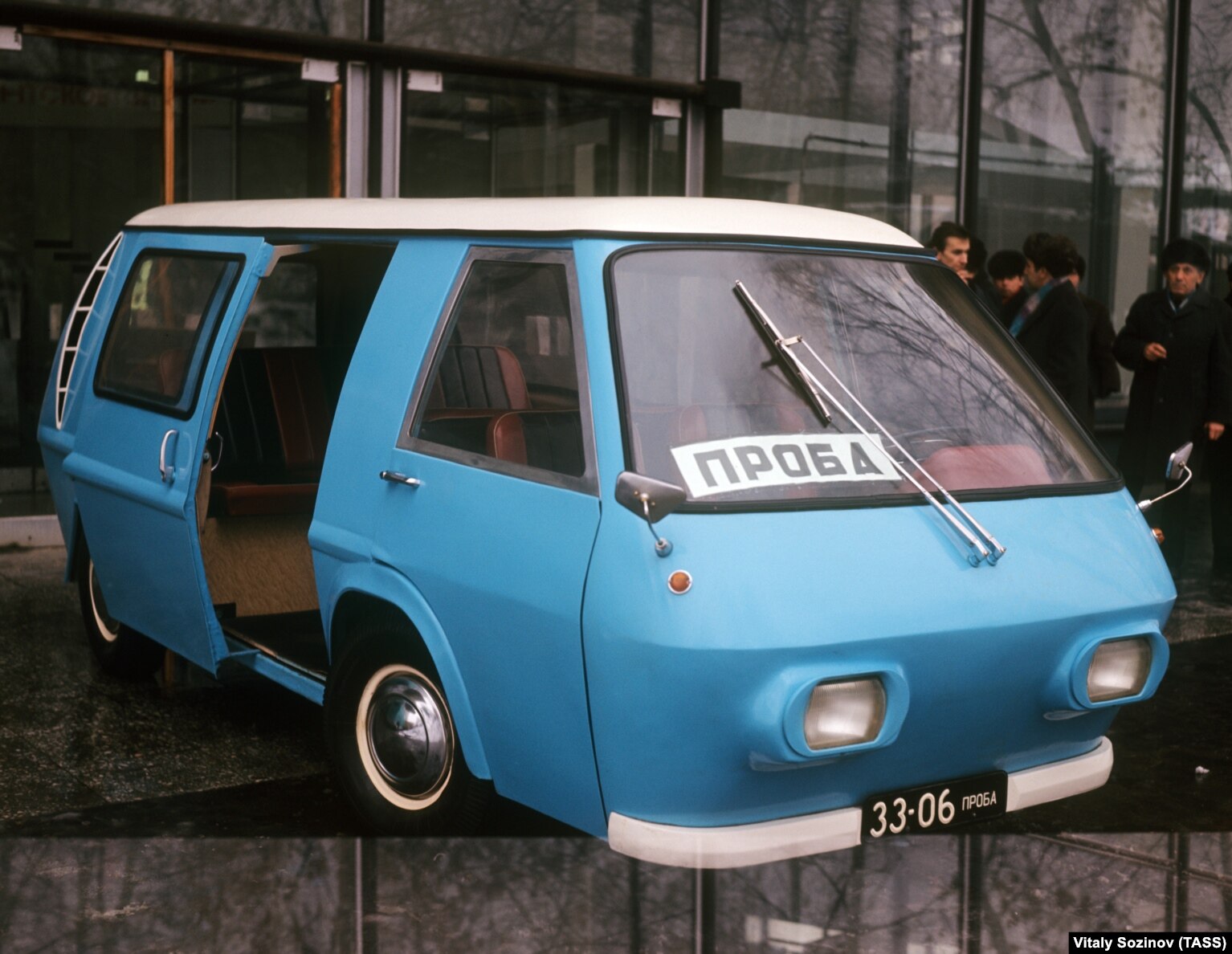 Një prototip i minibusit ET-800 Electra i ekspozuar në Moskë në janar 1974. Hibridi sovjetik i prodhuar nga Estonia u formua nga panele të lehta prej fibrash qelqi dhe mund të arrinte shpejtësi maksimale prej 60 km/h në motorin e tij elektrik para se të futej motori me benzinë.