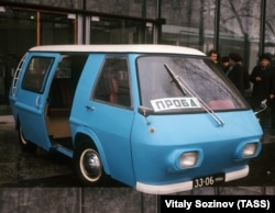 An ET-800 Electra minibus prototype on display in Moscow in January 1974. The Soviet Estonian-made hybrid was molded from lightweight fiberglass panels and could reach a reported top speed of 60 kilometers per hour on its electric engine before a gasoline motor kicked in.