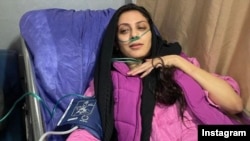 مونا فرجاد، بازیگر، در بیمارستان پس از حمله یک خفت‌گیر به او و همراهانش