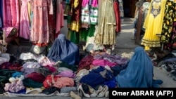 Afgán nők használt ruhát árulnak Kabulban 2024. január 17-én