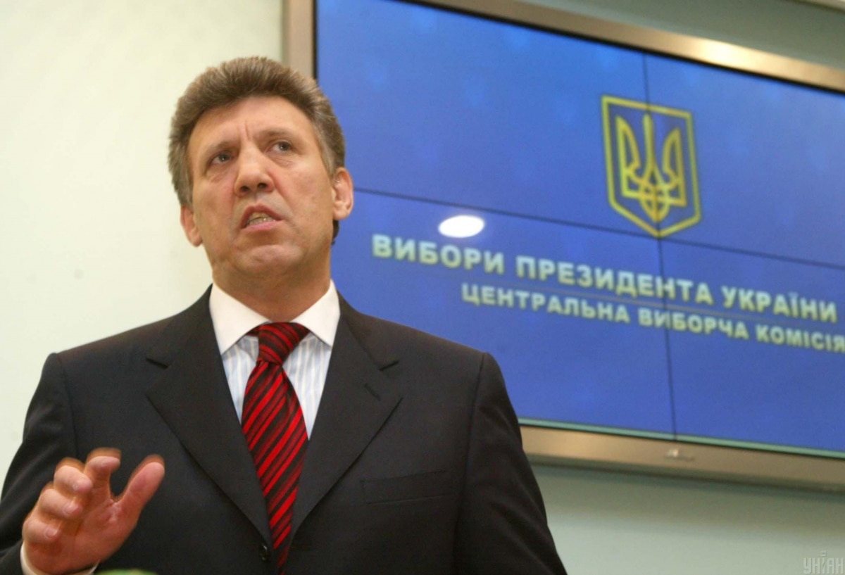 Then head of the Central Election Commission Serhiy Kivalov presents ballot processing results at a press conference in Kyiv early on Monday, November 1, 2004.