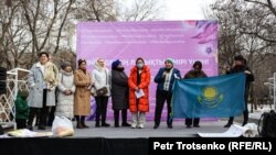 Алматы әкімдігінің рұқсатымен өткен "Әйелдердің лайықты өмірі үшін" митингі. 7 наурыз, 2024 жыл
