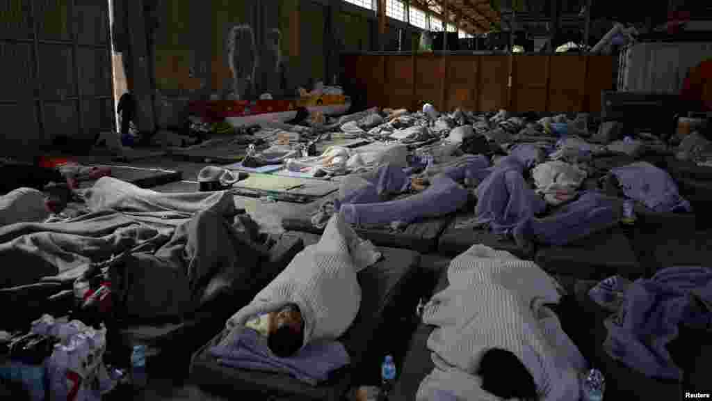 Migránsok pihennek egy menedékhelyen a mentőakciót követően, miután hajójuk felborult a nyílt tengeren, a görögországi Kalamatában 2023. június 14-én. Egy görög bíróság &ndash; arra hivatkozva, hogy a katasztrófa nemzetközi vizeken történt &ndash; idén májusban ejtette a vádakat kilenc egyiptomi férfi ellen, akik a hajón tartózkodtak, és akiket embercsempészettel vádoltak meg az ügy kapcsán