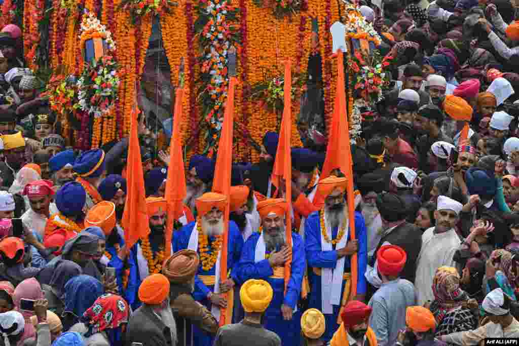 Pelegrinët sikh marrin pjesë në një procesion ritual me rastin e përvjetorit të lindjes së Guru Nanak Dev, themeluesit të sikhizmit, në Nankana Sahib, Provinca Punxhab, Pakistan. ​