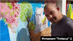  Младежите, за които се грижи фондацията, вършат изложения със свои рисунки 