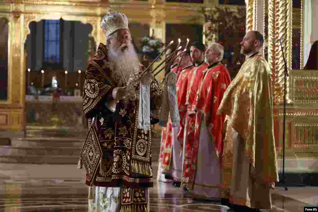 Mitropolit dabrobosanski Hrizostom predvodi božićnu liturgiju u Sabornoj crkvi Presvete Bogorodice u Sarajevu , 7. januara.