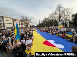 Акція протесту біля російського посольства у Варшаві. Польща, Варшава, 24 лютого 2024 року