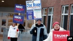 Susținători ai candidaților stau în fața unei secții de votare la alegerile primare prezidențiale din SUA, 23 ianuarie 2024.
