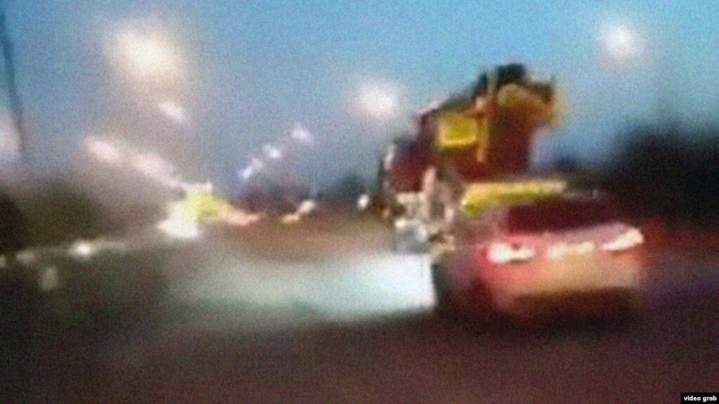 На стопкадрі з відео показано, як іранські пожежники їдуть до авіабази Ісфахан після того, як на північному сході міста чули потужні вибухи