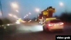 На стопкадрі з відео показано, як іранські пожежники їдуть до авіабази Ісфахан після того, як на північному сході міста чули потужні вибухи