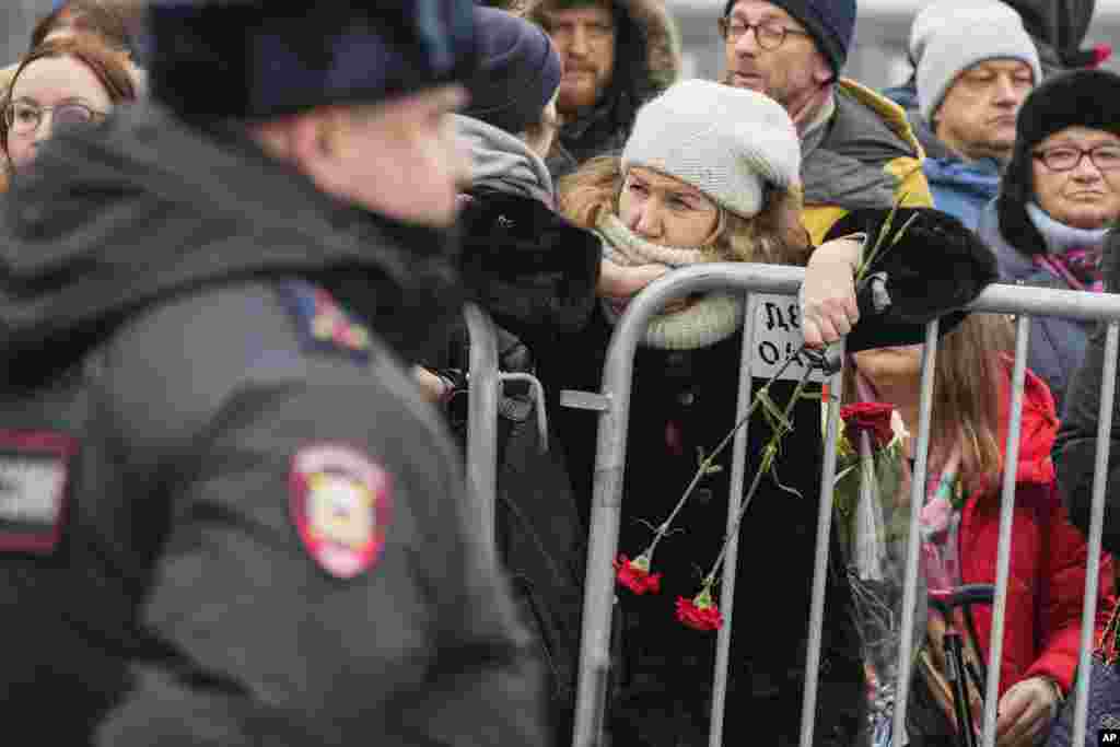Власти ограничили интернет-связь в районе храма, где проходило отпевание Навального. Так же происходило во время протестов 2019 года. В храме сотрудники ритуальной службы поспешно закрыли гроб, не дав проститься всем желающим