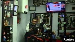 Praćenje televizijskih izvještaja o rezultatima predsjedničkih izbora u jednoj brijačnici u Istanbulu, 15. maj 2023.