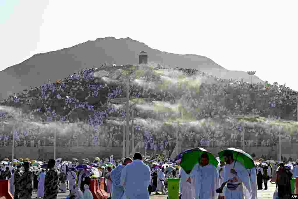 Muslimanski hodočasnici pohode planinu Arafat u Saudijskoj Arabiji, poznatu i kao Jabal al-Rahma ili brdo milosti, na vrhuncu hadža 27. juna 2023. godine. Na ovom brdu je, kako se vjeruje, poslanik Muhamed održao svoju posljednju propovijed.