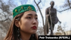 Gazagystanyň Almaty şäherinde geçirilen "Aýallar üçin mynasyp durmuş üçin" atly mitingde bir aýal. Mart, 2022-nji ýyl