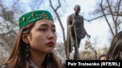 Девушка на митинге «За достойную жизнь женщин» в Алматы, крупнейшем городе Казахстана. Март 2022 года