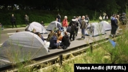Građani postavili šatore na autoputu tokom blokada na trećem protestu "Srbija protiv nasilja", 19.5.2023.