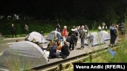 Qytetarët ngritën tenda në autostradë, gjatë bllokadës në protestën e tretë “Serbia kundër dhunës”, 19 maj 2023.