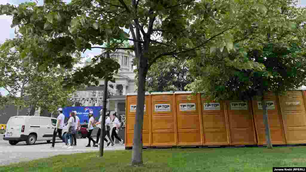 Учесниците на средбата со симболите на Српската напредна странка од изутрината пристигнуваат пред Собранието, каде средбата ќе започне вечер.