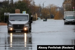 Вантажівка їде затопленою після шторму вулицею Євпаторії, Крим, 27 листопада 2023 року