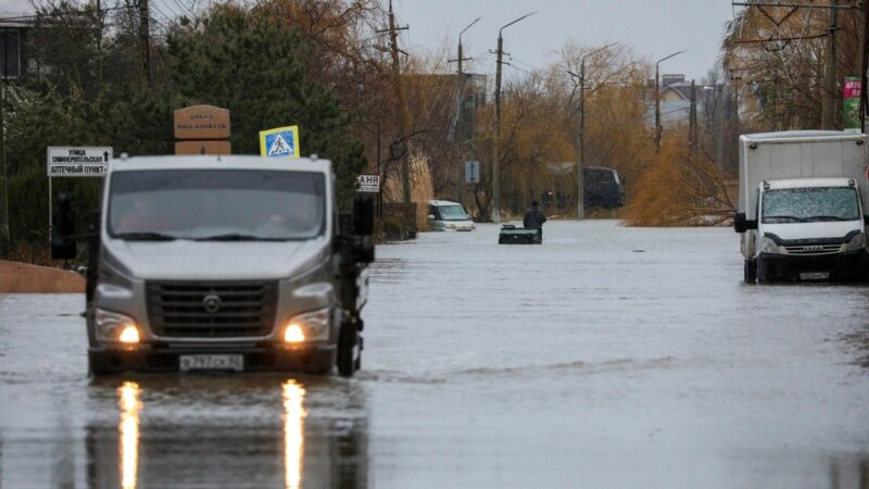 «Конкретный армагеддон». В Крыму шторм смывает города и российские окопы (ФОТО, ВИДЕО)