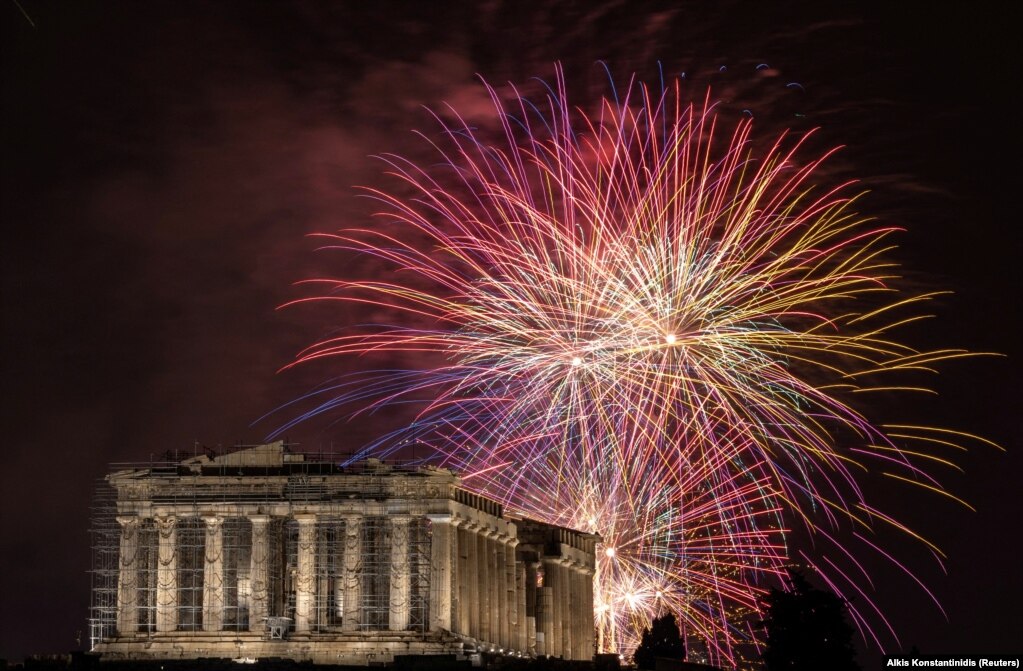 Fishekzjarrë shihen afër tempullit Partenon në Athinë të Greqisë më 1 janar 2024.&nbsp;