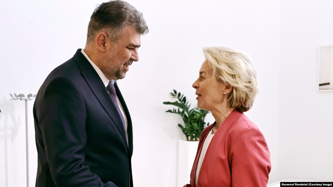 Premierul României, Marcel Ciolacu, dă mâna cu președintele Comisiei Europene, Ursula von der Leyen, înaintea unei întâlniri ce a avut loc pe 1 septembrie.