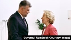 Premierul României, Marcel Ciolacu, dă mâna cu președintele Comisiei Europene, Ursula von der Leyen, înaintea unei întâlniri ce a avut loc pe 1 septembrie.