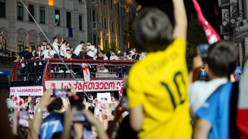 На площади Свободы в Тбилиси прошло чествование сборной Грузии по футболу