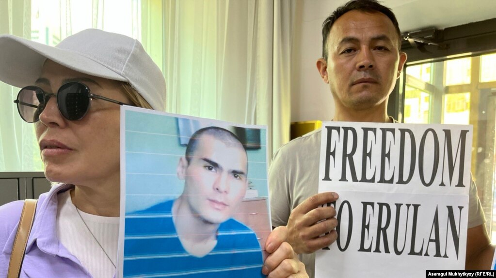 Сторонники Ерулана Амирова призывают власти его освободить. Астана, 7 августа 2023 года