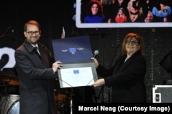 Primarul Timișoarei a preluat premiul Melina Mercouri de la comisarul european Adina Vălean pentru Timișoara Capitală Culturală a Europei.