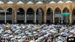 هزاران زائر حج امسال به‌دلیل گرمای کم‌سابقه و طاقت‌فرسا با چتر در این مراسم دینی در مکه حضور یافتند