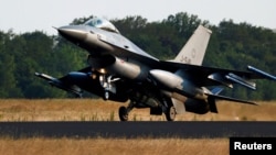 За планом F-16 Україна має отримати у 2024 році, каже Сергій Голубцов. На фото: нідерландський винищувач F-16 на авіабазі Фолькель, Нідерланди, 9 червня 2023 року