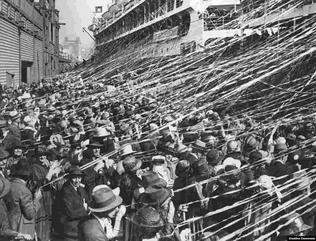 Gledatelji se okupljaju kako bi se oprostili od australskog olimpijskog tima dok polaze iz Sydneya za Pariz, aprila 1924. Prije putovanja morem, putnici bi često bacali role ljepljive trake voljenima na pristaništu koji bi ih držali do trenutka polaska broda.