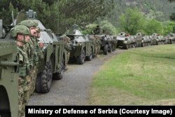 Deo Vojske Srbije stacioniran u blizini granice sa Kosovom obišao je 31. maja ministar odbrane Srbije Miloš Vučević.