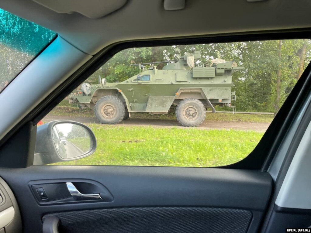 Un veicolo blindato è dotato di cannone automatico vicino all'aeroporto di Soltsy.