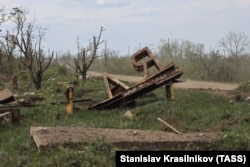 The same sign as seen in the previous photo, taken by a Russian photographer after the position's capture in May 2022