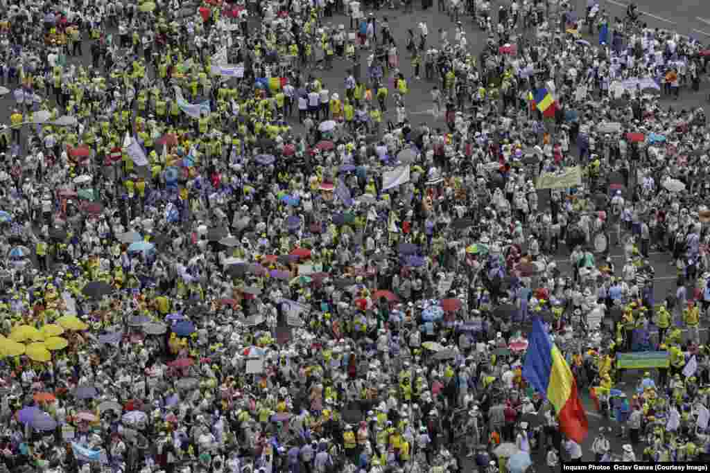 РОМАНИЈА -&nbsp;Десетици илјади наставници во Романија од основните и средните училишта излегоа на протестен марш до зградата на владата во центарот на Букурешт. Бараат подобри плати, повеќе инвестиции во образованието и реформа на образовниот систем во земјата.