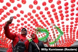 Crveni lampioni i zmajevi kao dekoracija u Surakarti, Indonezija, 9. februar 2024.