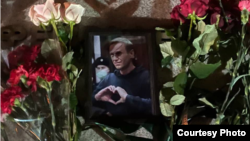 روسیه، کراسنودار، قرار دادن گل در محل یادبود قربانیان سرکوب سیاسی به یاد الکسی ناوالنی