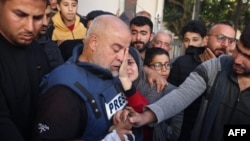 Газа тилкесинде “Аль-Жазиранын” журналисти Ваэл ад-Дахдух уулун акыркы сапарга узатууда. 7-январь, 2024-жыл.