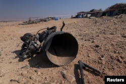 Обломки ускорителя сбитой иранской ракеты, которые при падении, по данным израильских властей, серьезно ранили 7-летнюю девочку. Окрестности Арада, Израиль, 14 апреля 2024 года